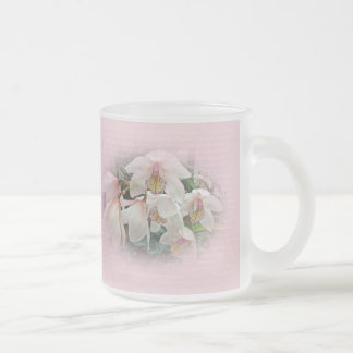 Roze en roze orchideeën op roze matglas koffiemok