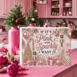 Roze en sprankelende kerst houten kist print<br><div class="desc">Voeg een vleugje feestelijke glamour toe aan uw vakantiedecor met dit grillige roze en gouden kersthouten kistje. Met de speelse zin, "Als het roze en sprankelend is, wil ik het", in een elegant script omringd door glitteraccenten, sneeuwvlokken en kerstornamenten, is dit ontwerp perfect voor het toevoegen van een chique, vrouwelijke...</div>