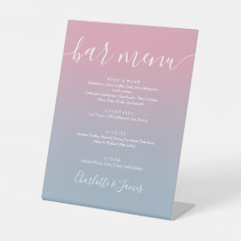 Roze en stoffig blauwe Ombre Script Trouw Bar Menu Reclamebord Met Voetstuk