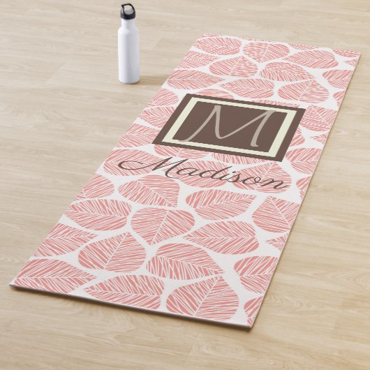 Roze en Taupe Leaf Natural Trendy Monogram Yogamat (In situ)