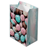 Roze en Teal Macaron Verjaardag Medium Cadeauzakje (Voorkant Gekanteld)