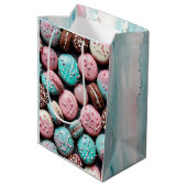 Roze en Teal Macaron Verjaardag Medium Cadeauzakje (Achterkant Gekanteld)