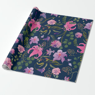 Roze en violette bloemen met groene bladeren op de cadeaupapier