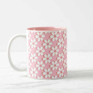 Roze en wit bloempatroon op lichtroze tweekleurige koffiemok
