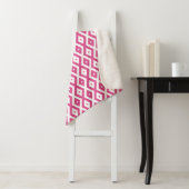 Roze en wit diamantpatroon sherpa deken (In situ)