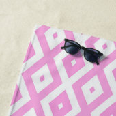 Roze en wit diamantpatroon strandlaken (In situ)