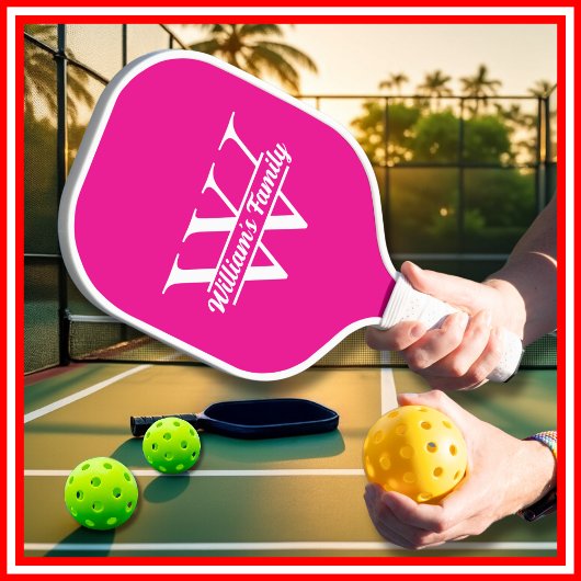 Roze en wit | Eenvoudig familienaam monogram Pickleball Paddle