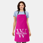 Roze en wit | Eenvoudig familienaam monogram Schort (Gedragen)