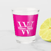 Roze en wit | Eenvoudig familienaam monogram Shot Glas (Voorkant)