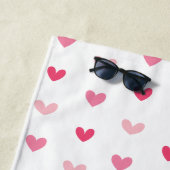 Roze en wit hartpatroon met monogram strandlaken (In situ)