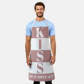 roze en wit houden het Super Sexy KISS Schort (Gedragen)