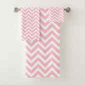 Roze en Wit Medium Horizontale Chevron Strepen Bad Handdoek (Insitu)
