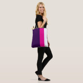 Roze en wit op marineblauwe tote bag (Op model)