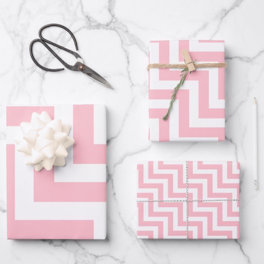 Roze en Wit Verschillende Maten Diagonale Chevron Inpakpapier Vel (Voorkant)