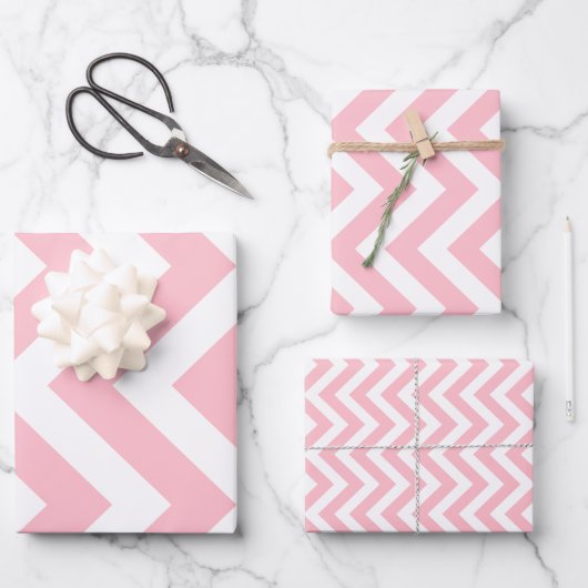 Roze en Wit Verschillende Maten Verticale Chevron Inpakpapier Vel (Voorkant)
