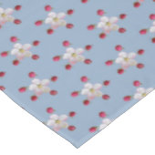 Roze en witte appelbloesem op lichtblauw tafelkleed (Gekanteld)
