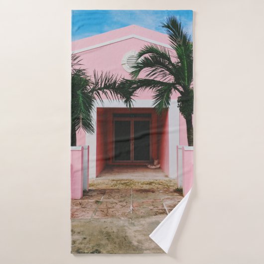 Roze en witte betonnen stal nabij groene bomen en badhanddoek (Badhanddoek)