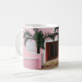 Roze en witte betonnen stal nabij groene bomen en koffiemok (Voorkant links)