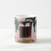 Roze en witte betonnen stal nabij groene bomen en koffiemok (Center)