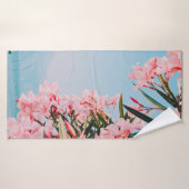 Roze en witte bloemen badhanddoek (Badhanddoek)