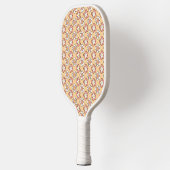 Roze en witte bloemen op perzik pickleball paddle (Links)