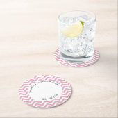 Roze en witte chevron-feestje ronde kartonnen onderzetter (Insitu)