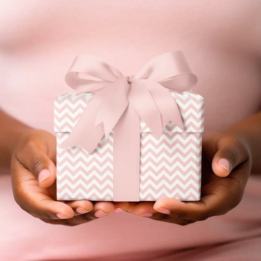 Roze en witte chevron gestreepte babyshower cadeaupapier