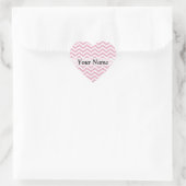 Roze en witte chevron hart sticker (Tas)