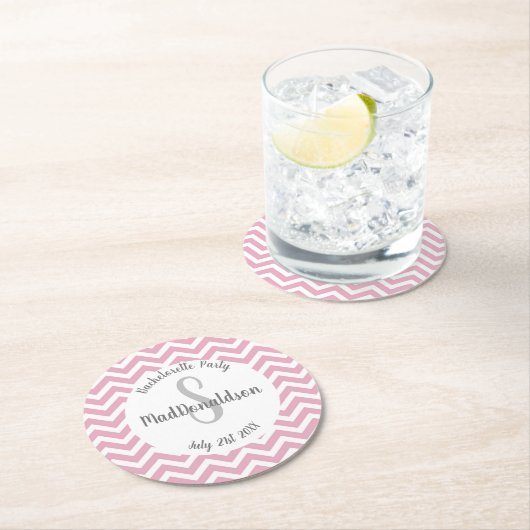 Roze en witte chevron monogram feest ronde kartonnen onderzetter (Insitu)