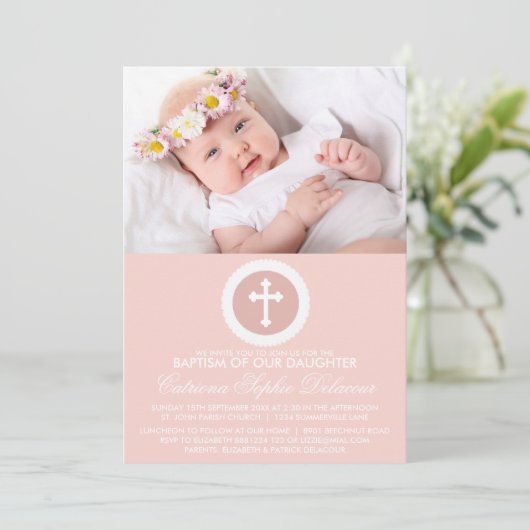 Roze en Witte Cross Baptisme Fotouitnodiging Kaart (Staand voorkant)