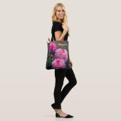 Roze en Witte Dahlia Flower, gepersonaliseerd Tote Bag (Op model)