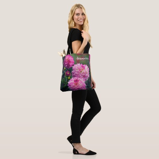 Roze en Witte Dahlia Flower, gepersonaliseerd Tote Bag (Op model)