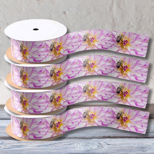 Roze en witte Dahlia met roze bijenlint Satijnen Lint