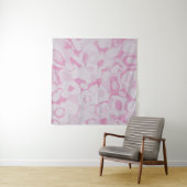 Roze en witte florale textiel wandkleed (In situ)