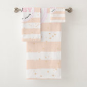 Roze en witte geMonogrammeerde Baby Stripes Bad Handdoek (Insitu)