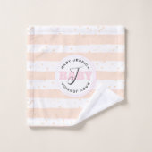 Roze en witte geMonogrammeerde Baby Stripes Bad Handdoek (Wasdoekje)