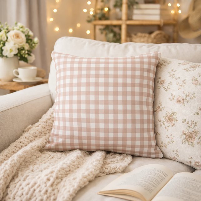 Roze en witte geruite geruite stof kussen (A throw pillow with a pink and white gingham pattern.)