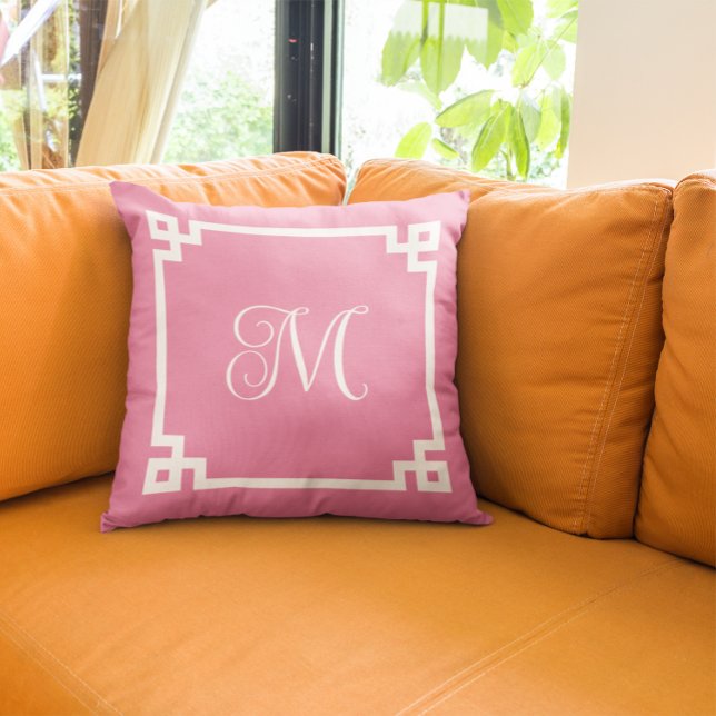 Roze en witte Griekse Zeer belangrijke Monogram va Buitenkussen (Create your own pink and white monogrammed Greek Key border throw pillow.)