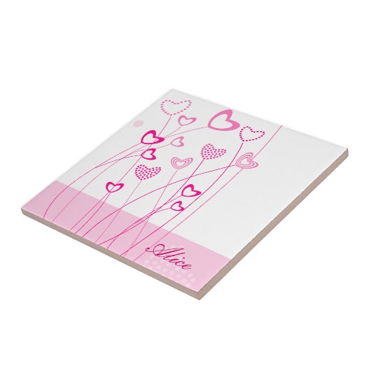 Roze en witte hartvormige bloementuin met een tegeltje (Zijkant)