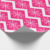 Roze en witte kerstsnowflakes Chevron Pattern Cadeaupapier (Hoek)