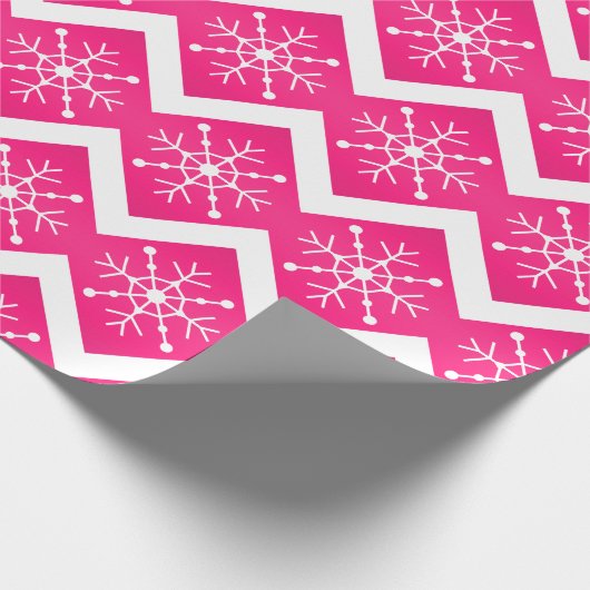 Roze en witte kerstsnowflakes Chevron Pattern Cadeaupapier (Hoek)