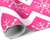 Roze en witte kerstsnowflakes Chevron Pattern Cadeaupapier (Rol Hoek)