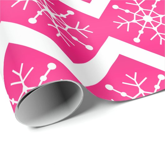 Roze en witte kerstsnowflakes Chevron Pattern Cadeaupapier (Rol Hoek)