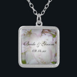 Roze en witte krab appel bloesems bruiloft zilver vergulden ketting<br><div class="desc">De  roze en witte krab Apple Blossoms Wedding Hanger Ketting maakt een uniek souvenir cadeau voor de bruid te zijn,  haar bruidsmeisjes of bruidsfeest. Deze elegante aangepaste bloemige trouwsieraden zijn voorzien van een digitaal geschilderde bloemenfoto van witte en roze krabappel bloesems op de boom in een sterling verzilverde hanger.</div>