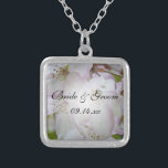 Roze en witte krab appel bloesems bruiloft zilver vergulden ketting<br><div class="desc">De  roze en witte krab Apple Blossoms Wedding Hanger Ketting maakt een uniek souvenir cadeau voor de bruid te zijn,  haar bruidsmeisjes of bruidsfeest. Deze elegante aangepaste bloemige trouwsieraden zijn voorzien van een digitaal geschilderde bloemenfoto van witte en roze krabappel bloesems op de boom in een sterling verzilverde hanger.</div>