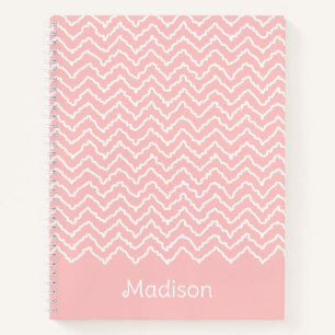 Roze en witte kronkelige Chevron Zigzag Met Naam Notitieboek