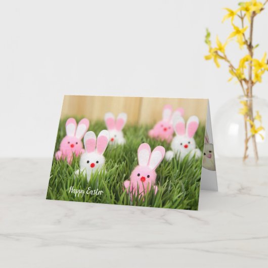 Roze en witte paasbroodjes in gras kaart (Gele Bloem)