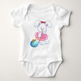 Roze en witte paaskonijn met paaseieren romper