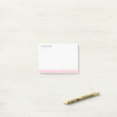 Roze en witte patroonpatronen post-it® notes (Op bureau)