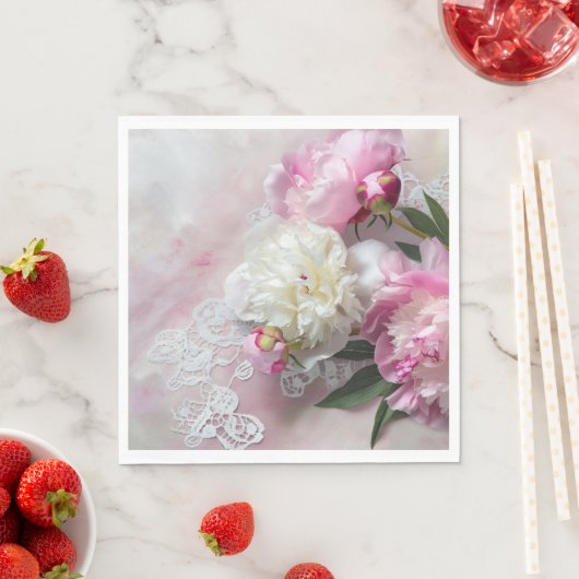 Roze en witte pioenen op kant servet (Insitu)